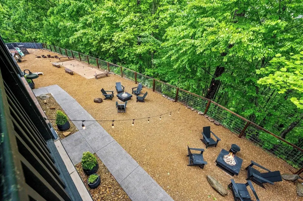 Arcade, Playground, Indoor Pool, Hot Tub, Firepit Minutes From Dollywood & National Parks 2 Suites at Firefly Mountain Lodge by Avantstay
