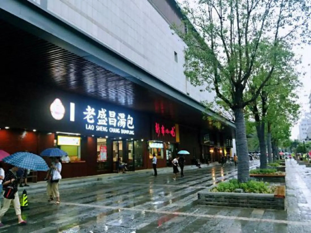 Longlin Shanju Holiday Hotel