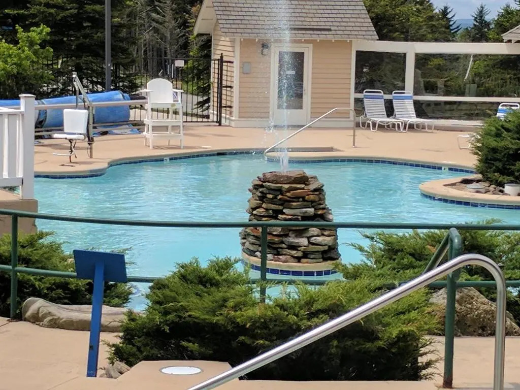 ML 345 Ski-InOut Slope Views Sleeps 6 Steps to Ballhooter