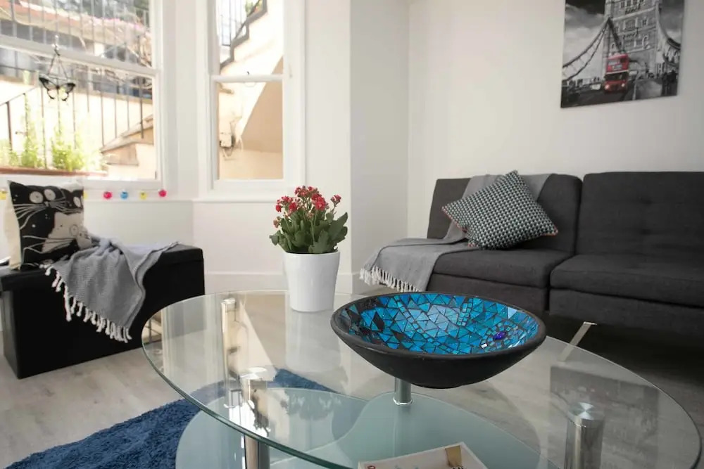 Light filled garden flat sleeps 4