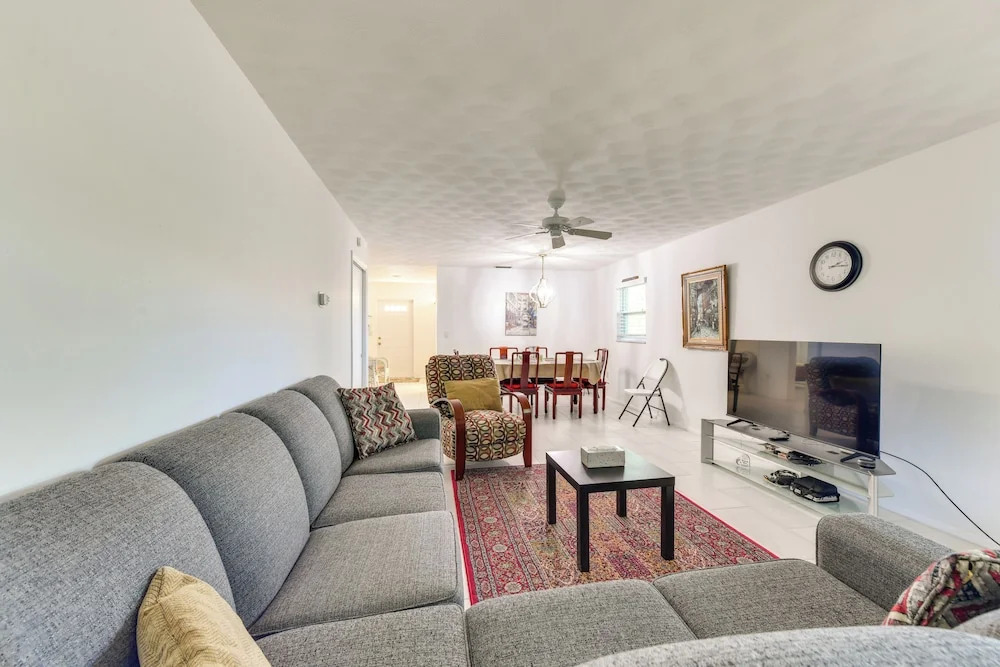5 Mi to Venice Beach! Remote-work-ready Retreat