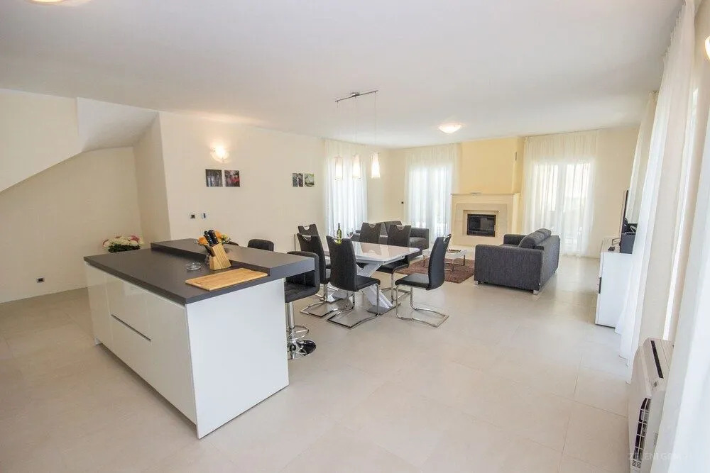 Villa Melograno by Domus Mirus - Rooftop Cinema, Pool, 6-Minute Walk to Beach