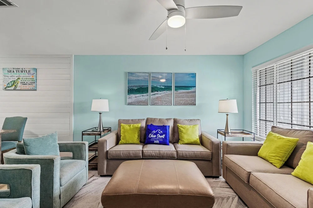 Short Walk to The Beach! Community Pool! Sleeps 8