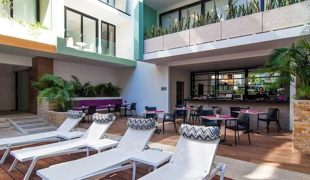 Menesse City Condo 1417