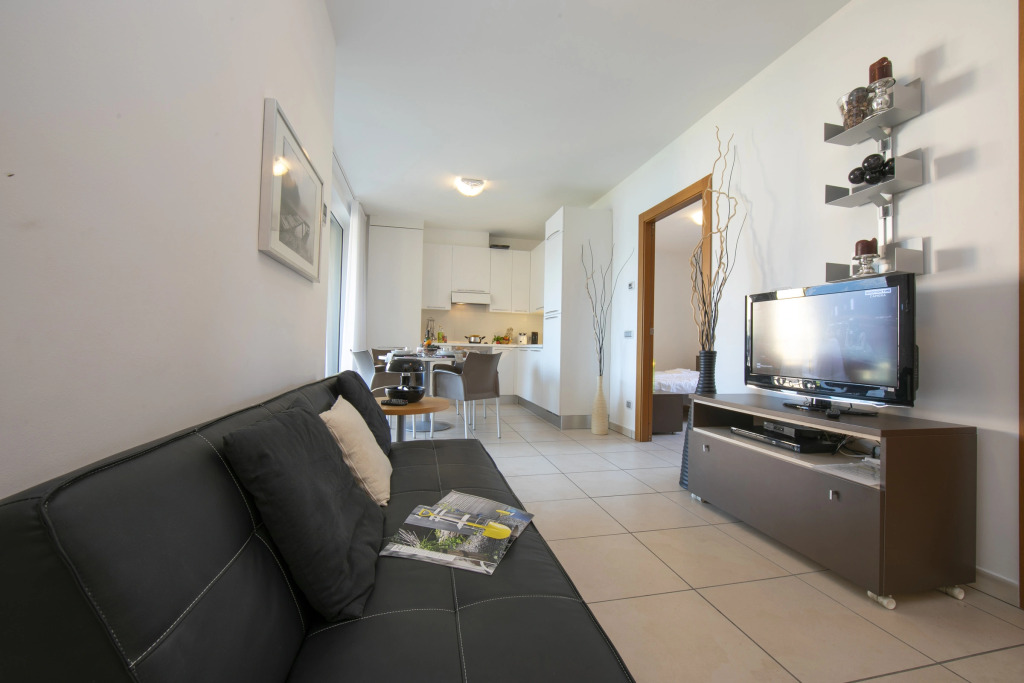 Vista di Maccagno Fantastico: View, Pool & Balcony - Happy Rentals