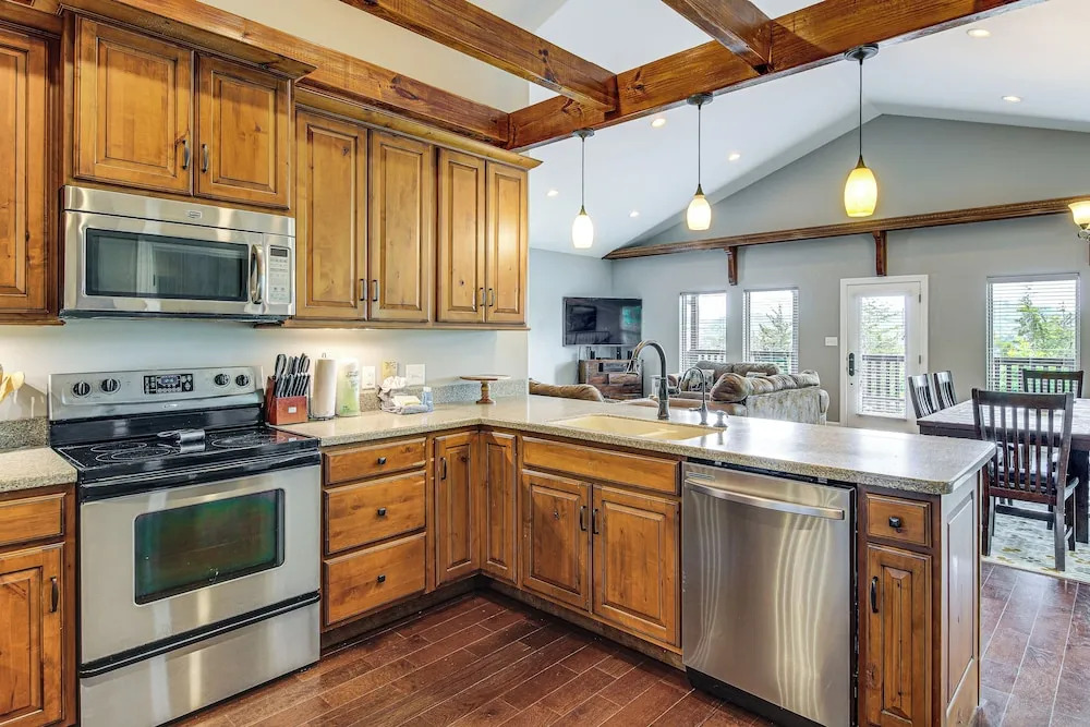 Hot Tub & Game Room! Group-ready Smokies Cabin