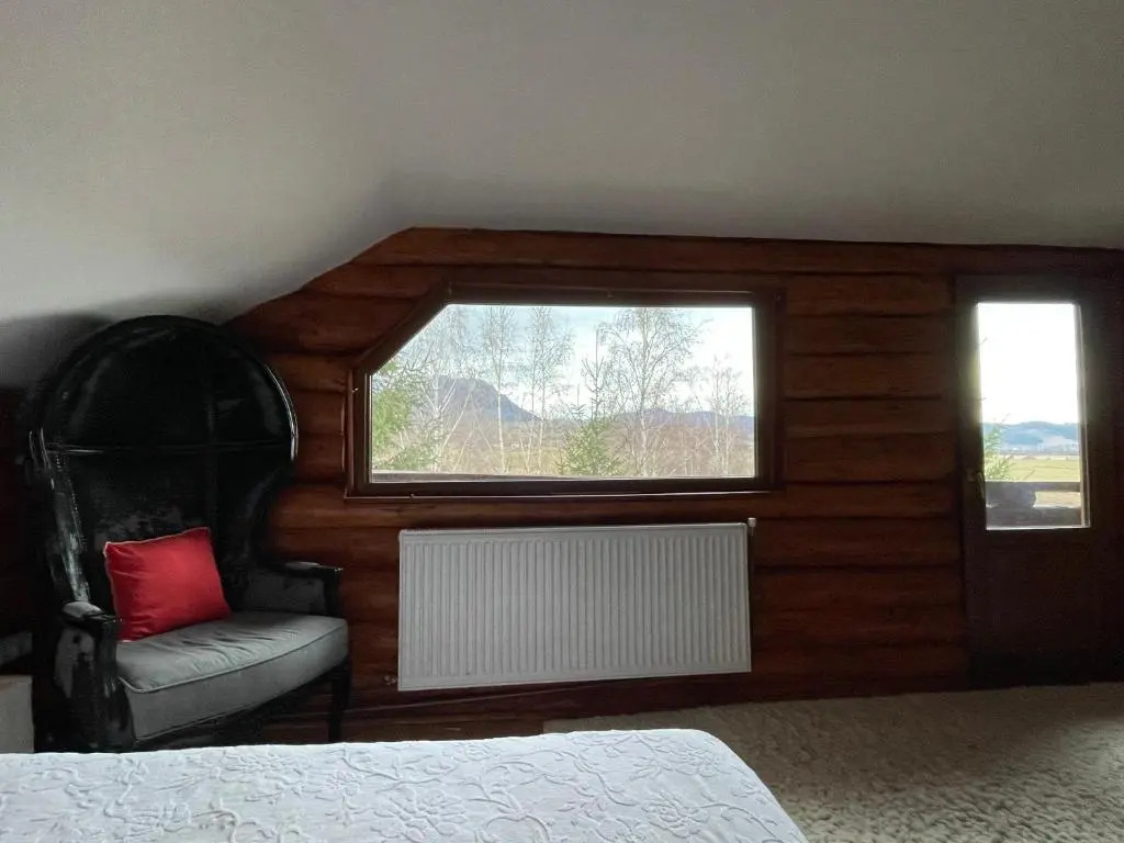 3 Bed Chalet Sleeps 8 -Fireplace & Enclosed Garden