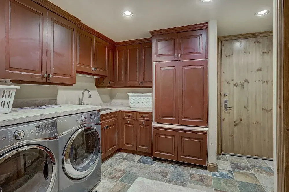 4br Plus Den Platinum Townhome, Walk To Lift 4 Bedroom Townhouse by RedAwning