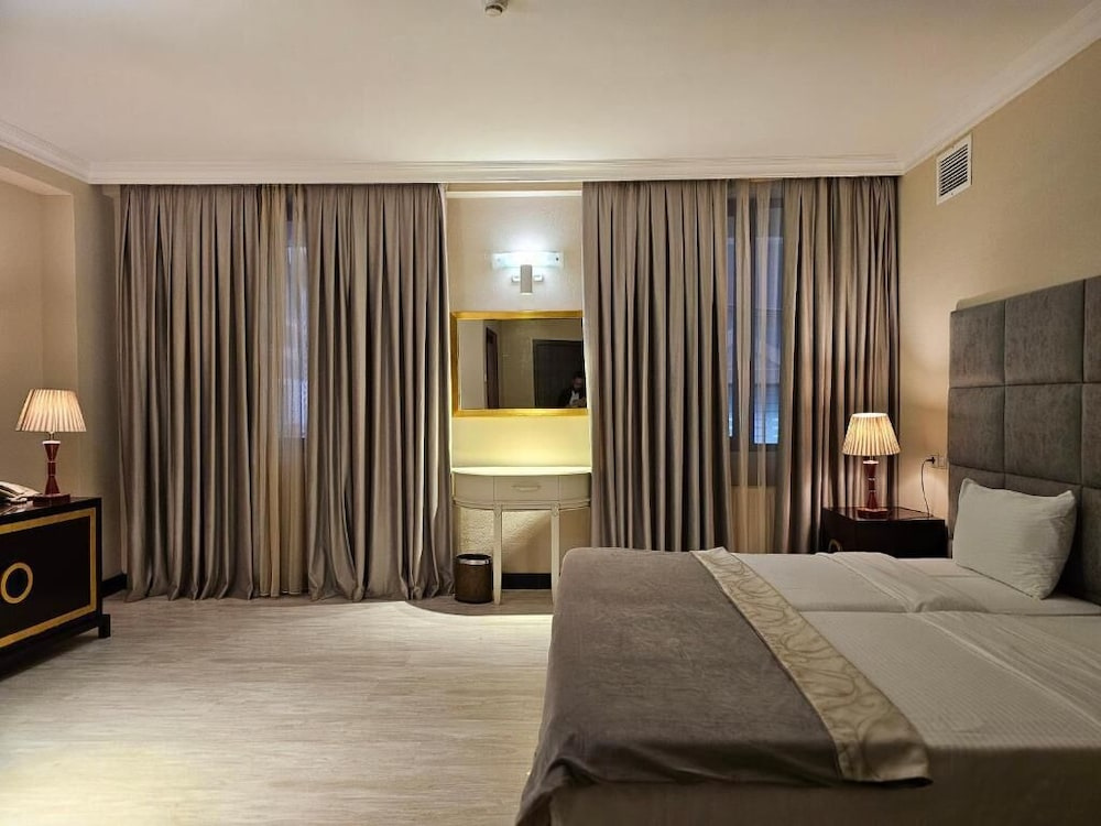 Crown Suites Hotel