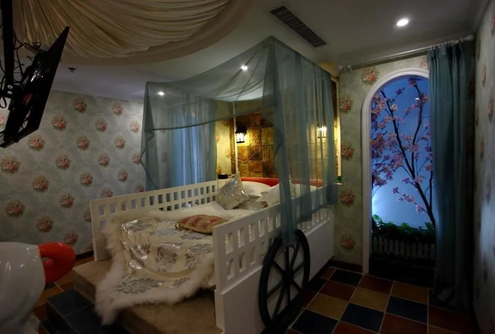 Wuhan U and I Theme Hotel