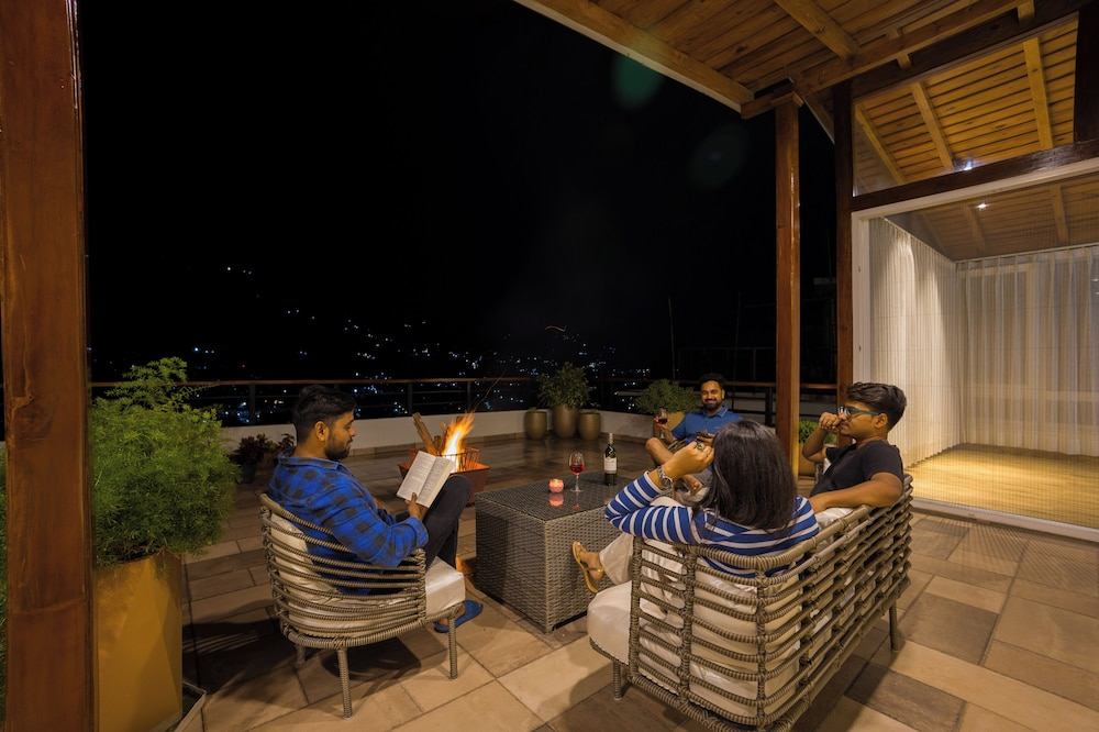 ELIVAAS Antarmann Casa Zenith 6 BHK