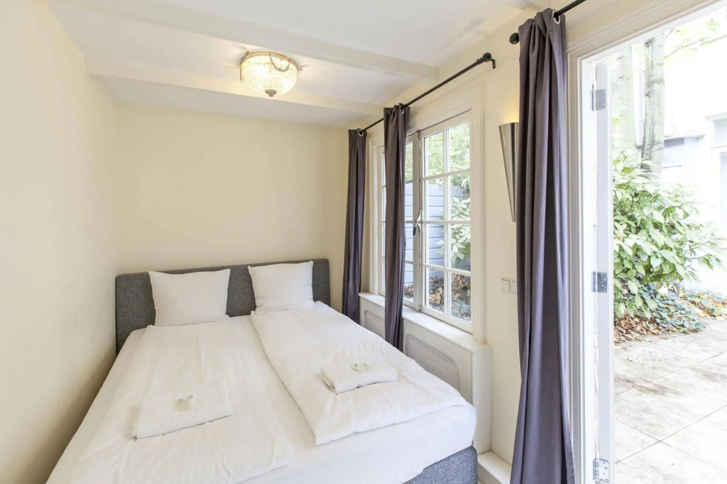 Livia's Hideaway: Elegant Canal