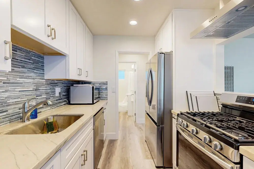 1BR Ocean-view Apt - Walk to Beach, Shops & Pier