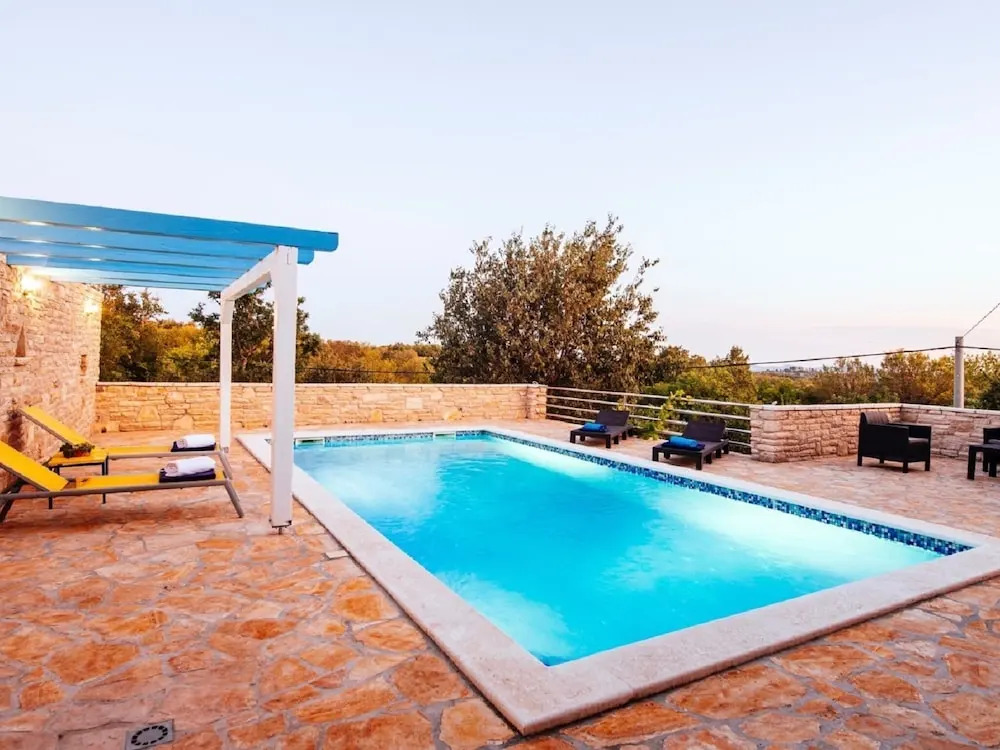 Lovely Holiday Home With Private Pool, Home Gym, Traditional Tavern, Stone BBQ