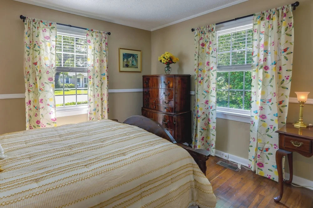 Charming New Bern Cottage w/ Grill & Fire Pit!