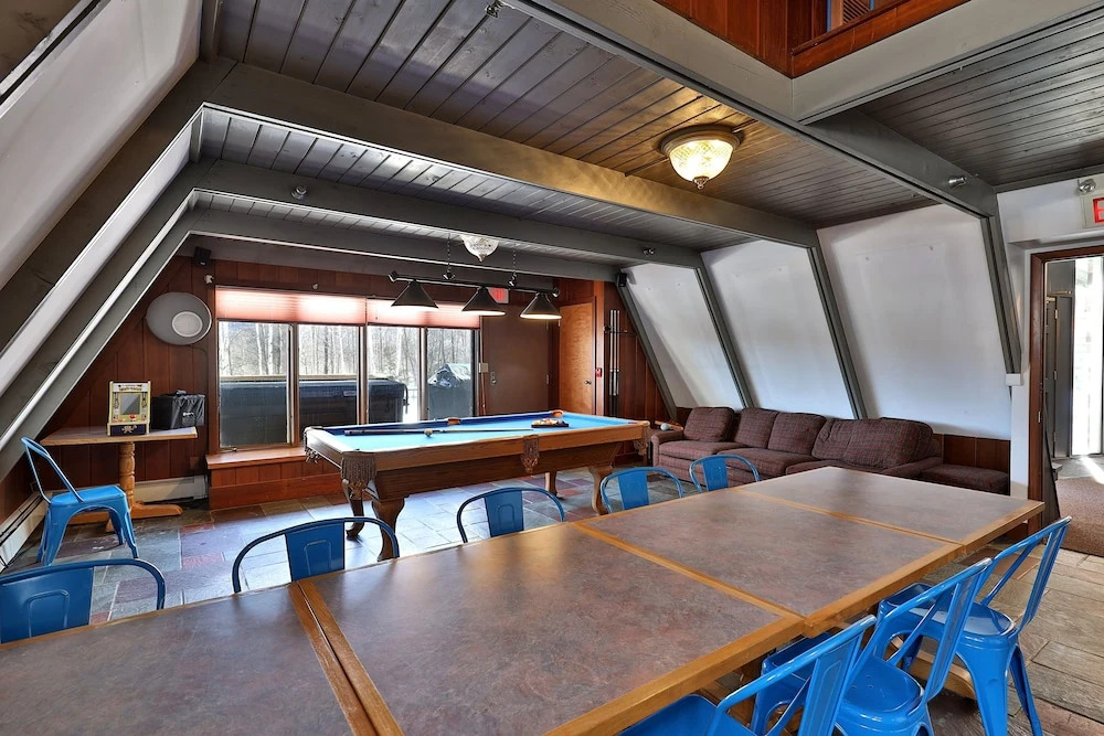 Rent An Inn! Takeover the Birch Ridge with your group, Mountain Lodge- 11 Rooms, Bar, Fireplace, 28ppl home