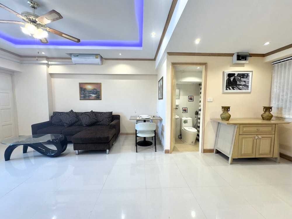 Stylish 1-bedroom Corner Condo Near Thepprasit Night Market -keha Condominium