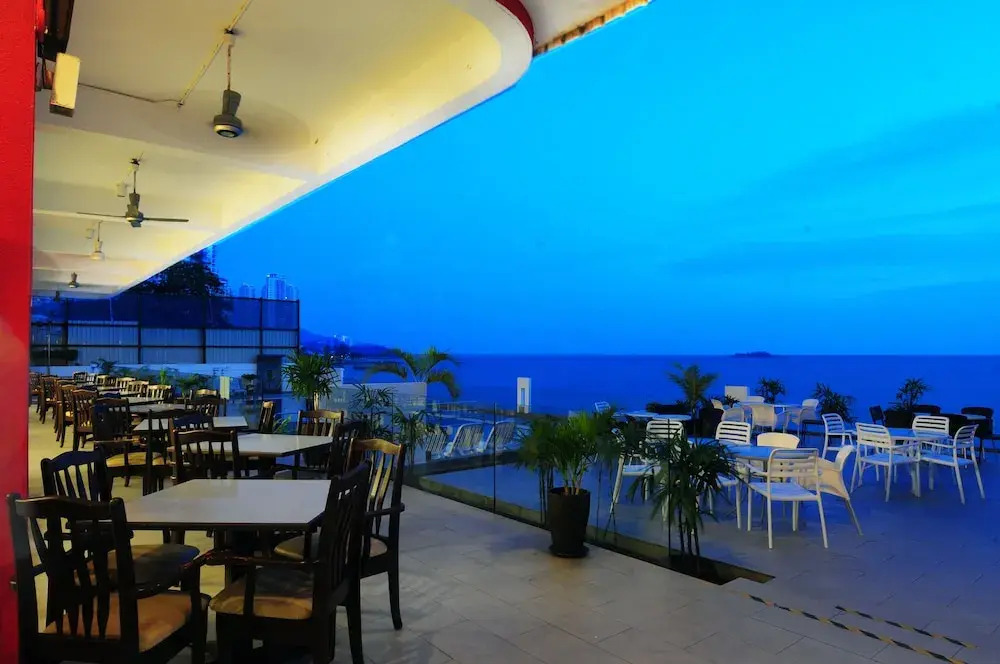 By the Sea @ Cozy Beachfront Home