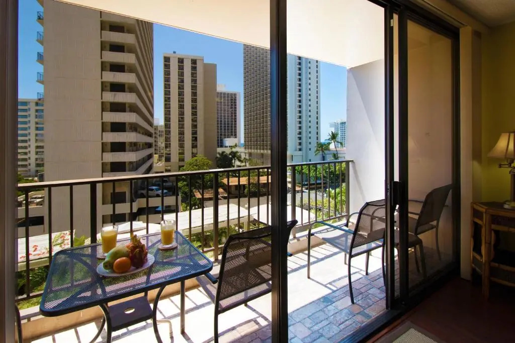 Beautiful 8th Floor 1 Bedroom Condo | 1 Block to Beach | Free Parking & WIFI