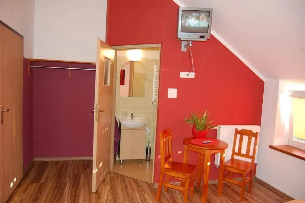 Hotelik Okęcie 39 - Nocleg i Parking Blisko Lotnisko Okęcie