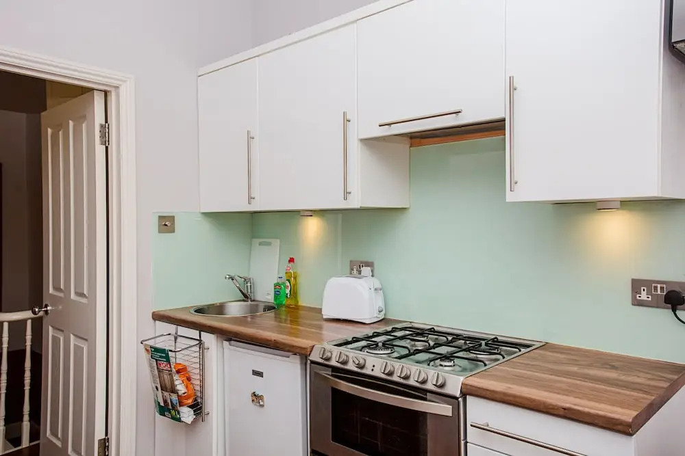 1 Bedroom Apartment in Heart of Shepherd's Bush Accommodates 4