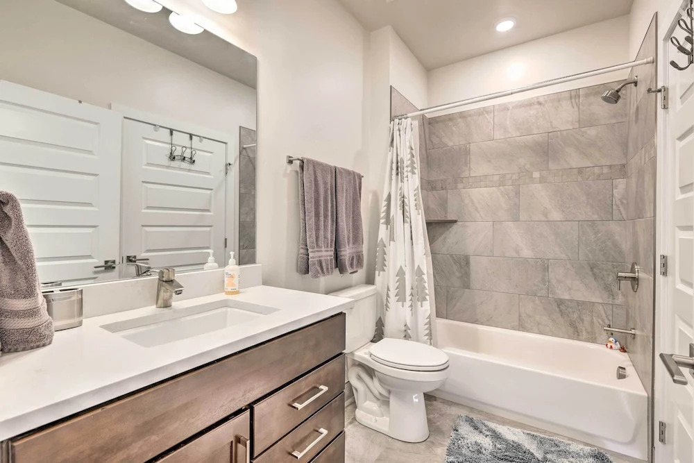 Walk to Lifts: Condo w/ Mtn Views in Keystone!