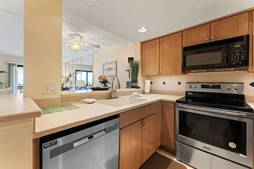 Just Beachy~ocean View~2nd Fl 2 Bedroom Condo by RedAwning