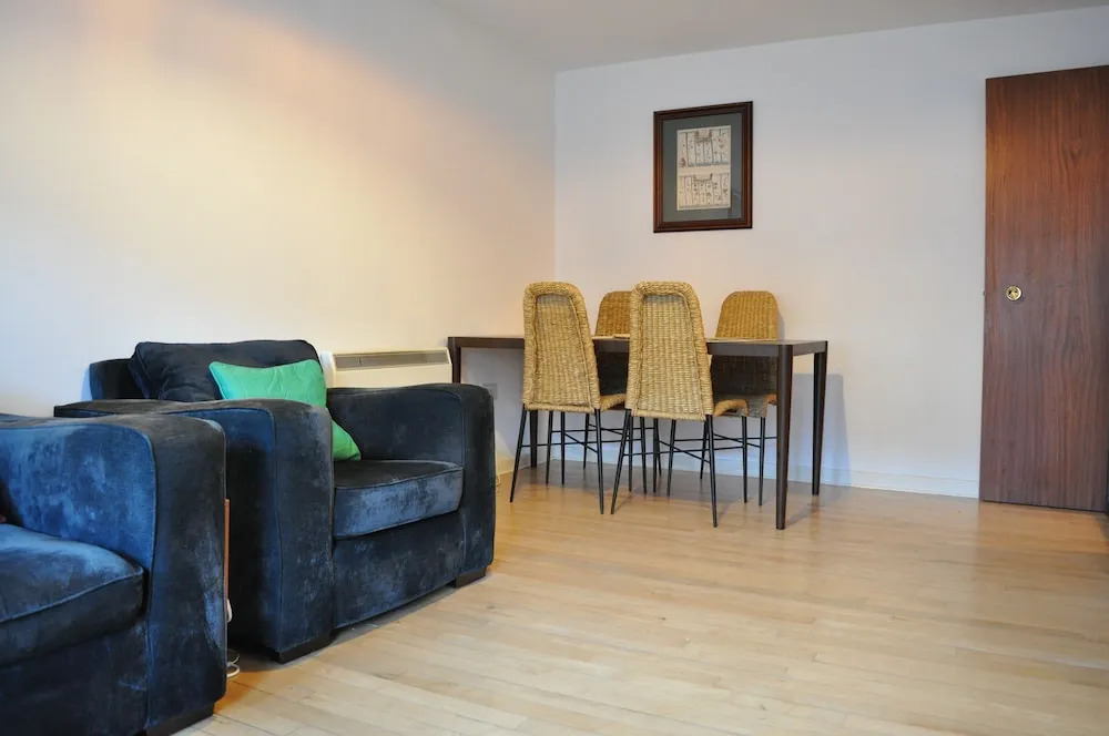Central 1 Bedroom Apartment With Parking