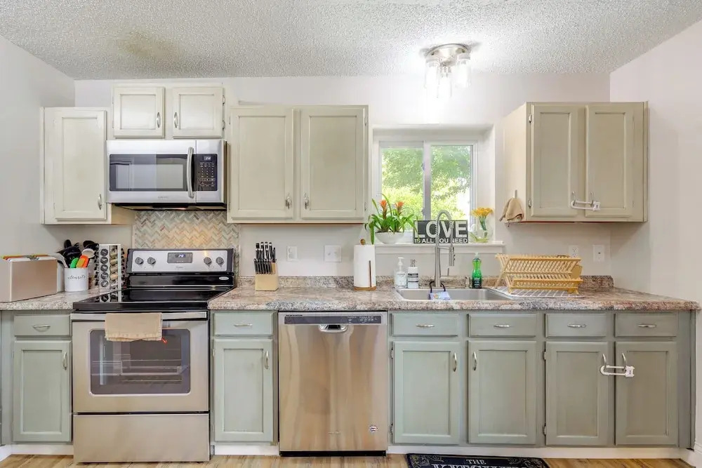 Hot Tub & Game Room: Spacious Live Oak Home!