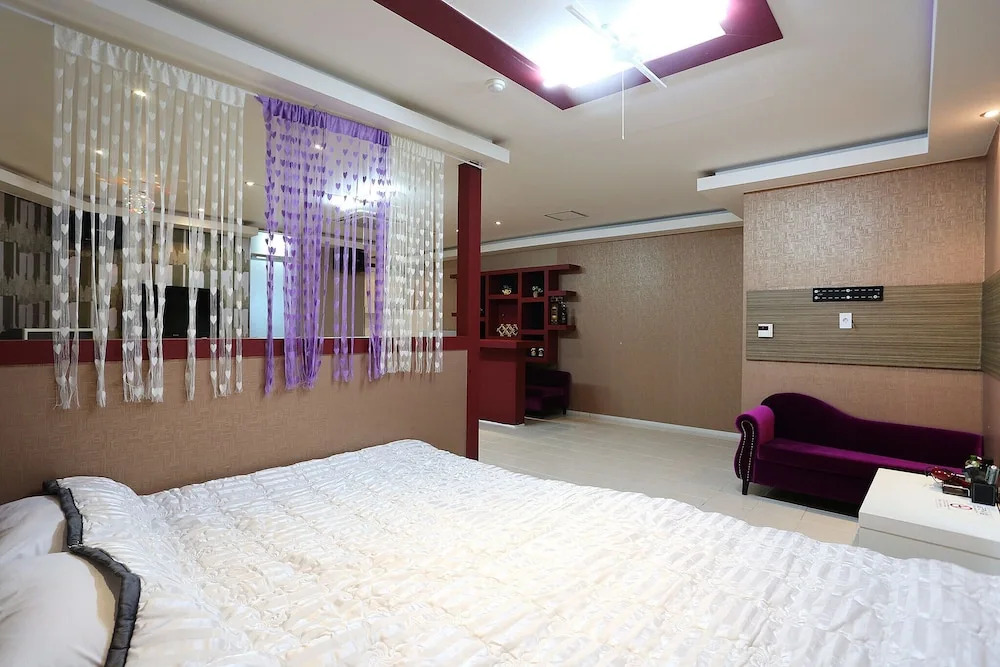 AJ Hotel