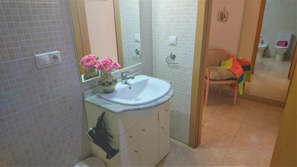 Fantastic apartment with private patio BEACH 10 mins walk