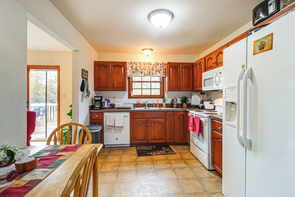 < 1 Mi to Lake: Family Home in Albrightsville!