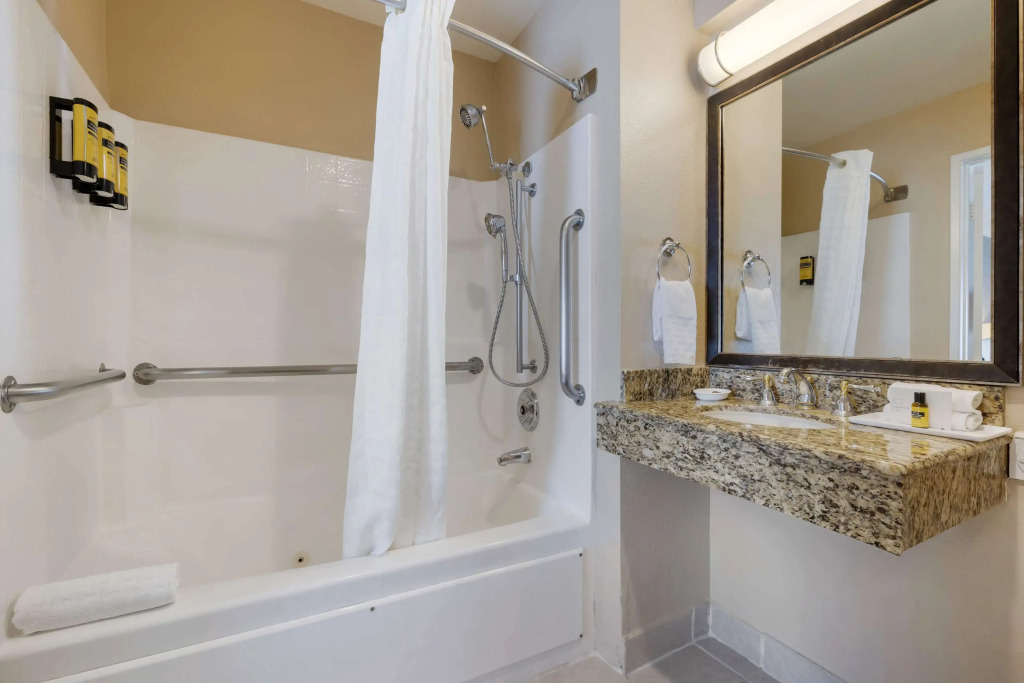 Best Western Plus Marina Shores Hotel