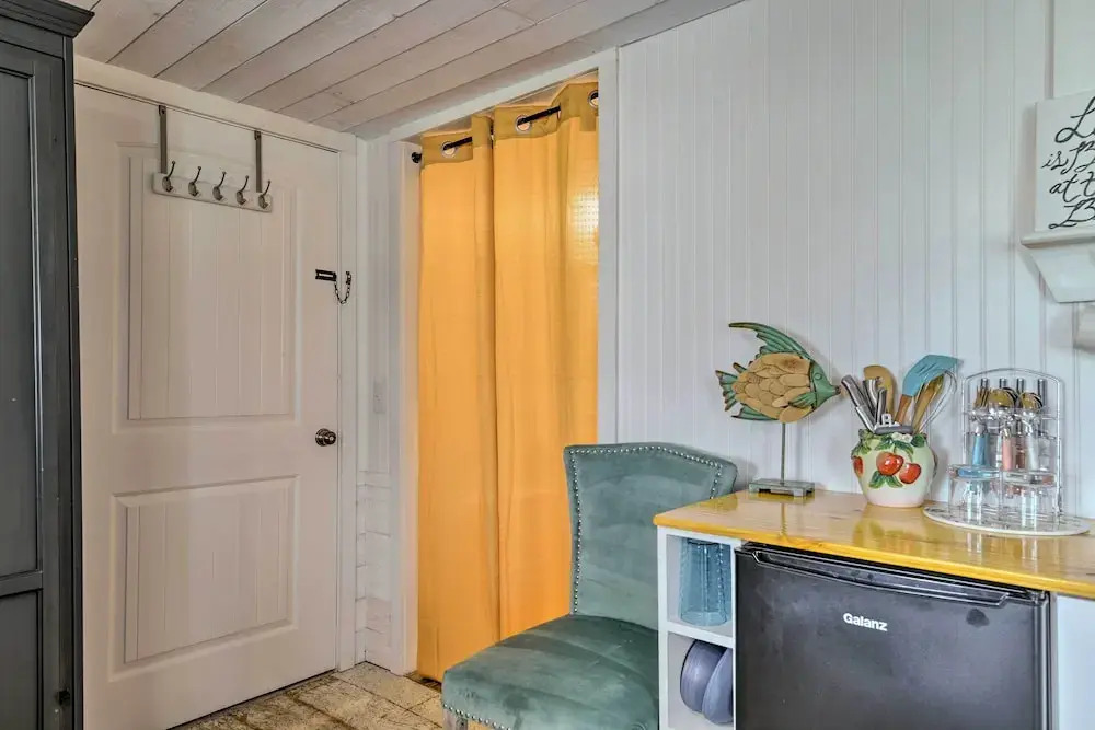 5 Mi to Rockport Beach Park: Studio w/ Porch!