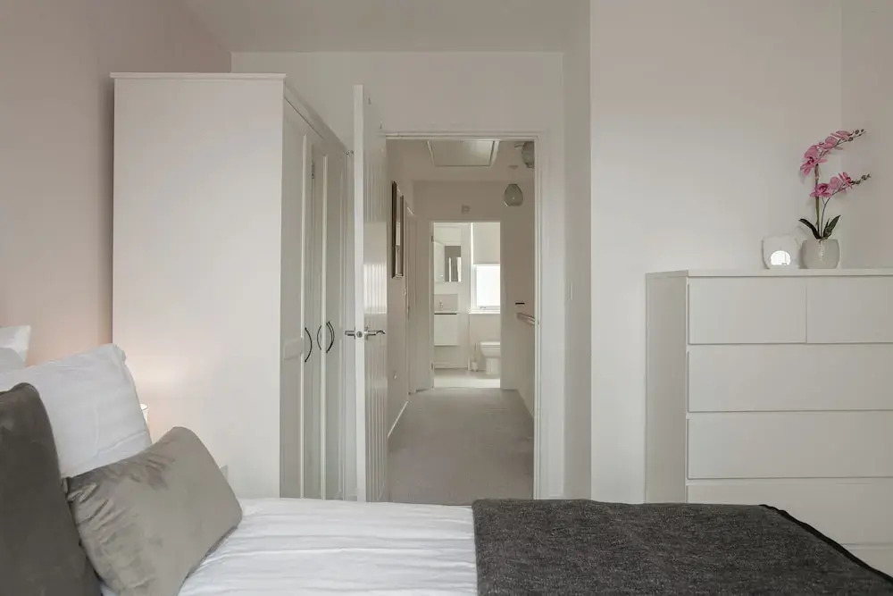 Stunning 2 BD with Patio & Free Parking