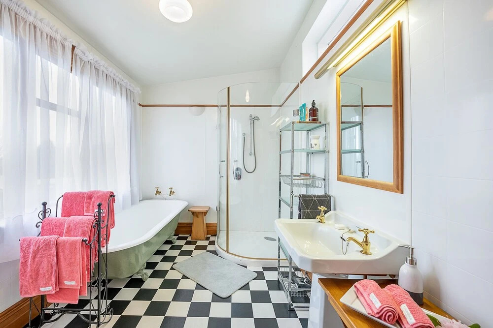 The Fern & Thistle Boutique Accommodation- Drinks, Hotpool, Sauna