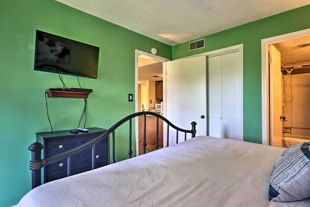 Condo w/ Pool & Grill Access ~ 4 Mi to Gatlinburg!