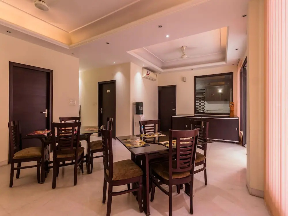 OYO 6796 Retreat Suites Inn