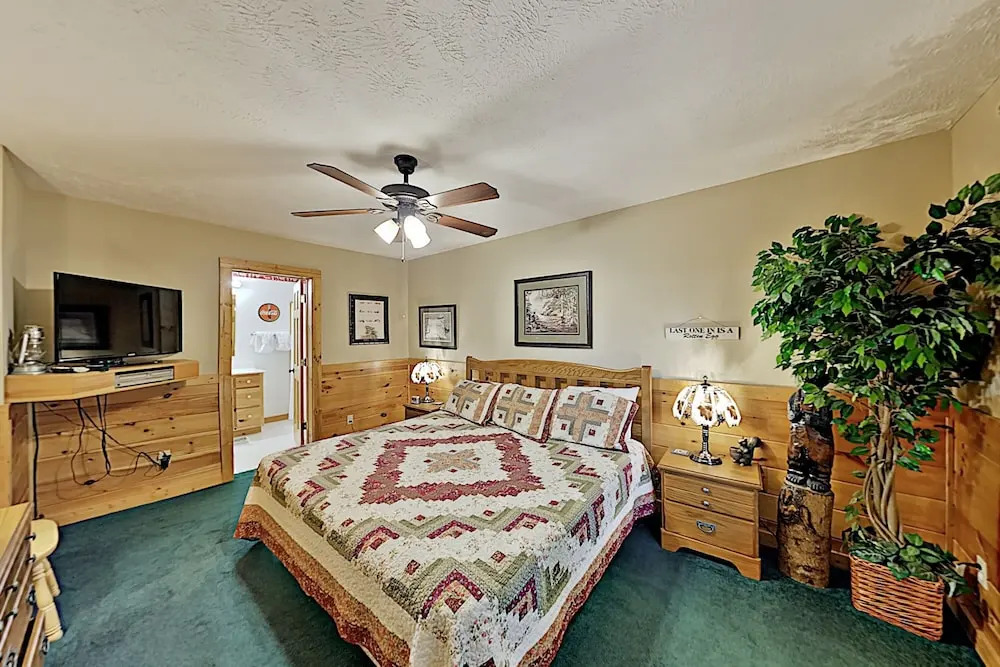 The Bear Essentials Getaway W/ Hot Tub 3 Bedroom Cabin