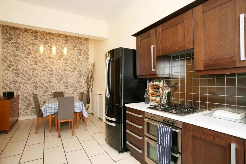 297 - Charming, spacious 2 bedroom apartment in the center of Edinburgh's Old Town