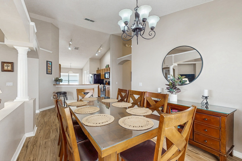 Big & Beautiful Home Close to Theme Parks W/fast Wifi, Private Patio & Pool + AC