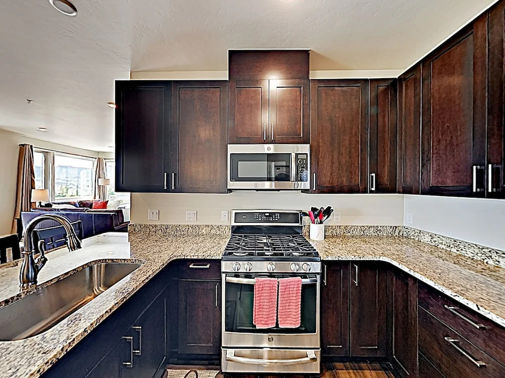 New Listing! Beautiful New Mountain-view 3 Bedroom Condo