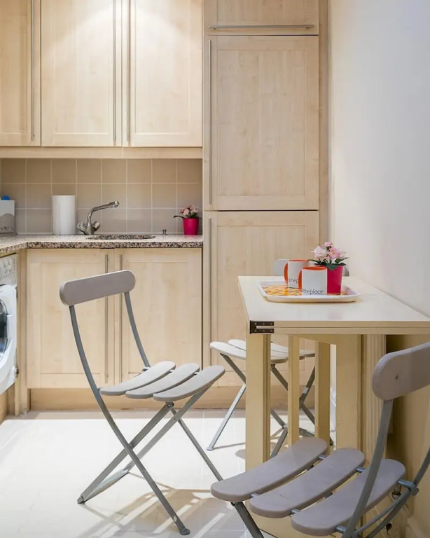 Large 1-bedroom Right Next to Oxford Street