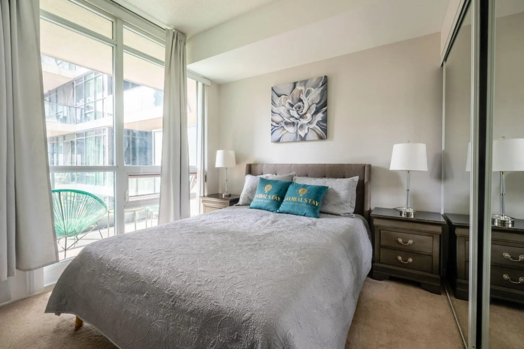 Modern Bright 1Br+Den Unit Downtown