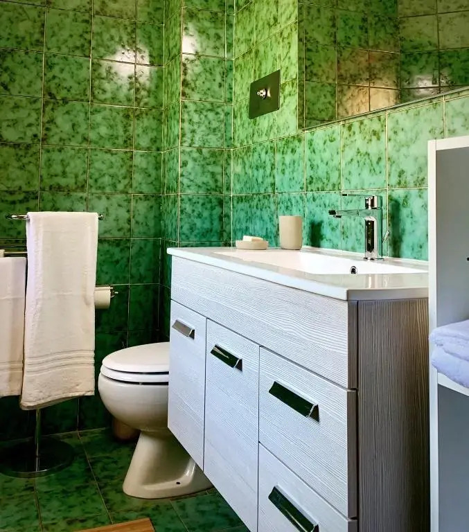 Elegante trilocale con garage, terrazzo e vista montagne