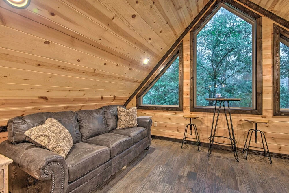Large Upscale Cabin: Hot Tub, Fire Pit, Pool Table