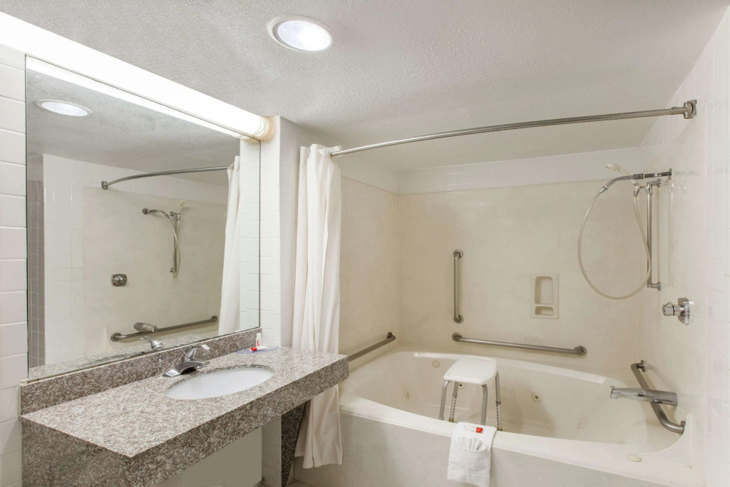 Days Inn & Suites by Wyndham Webster NASA-ClearLake-Houston