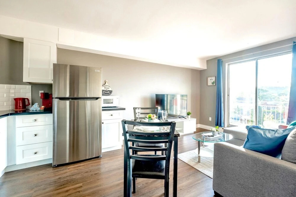 1BR Apt w Netflix Balcony - Near DT Hamilton
