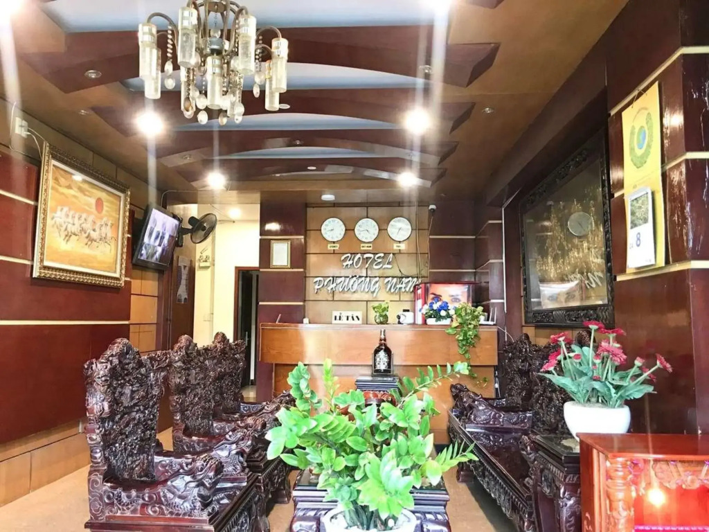 RedDoorz Phuong Nam Hotel near Nga Tu Binh Thai