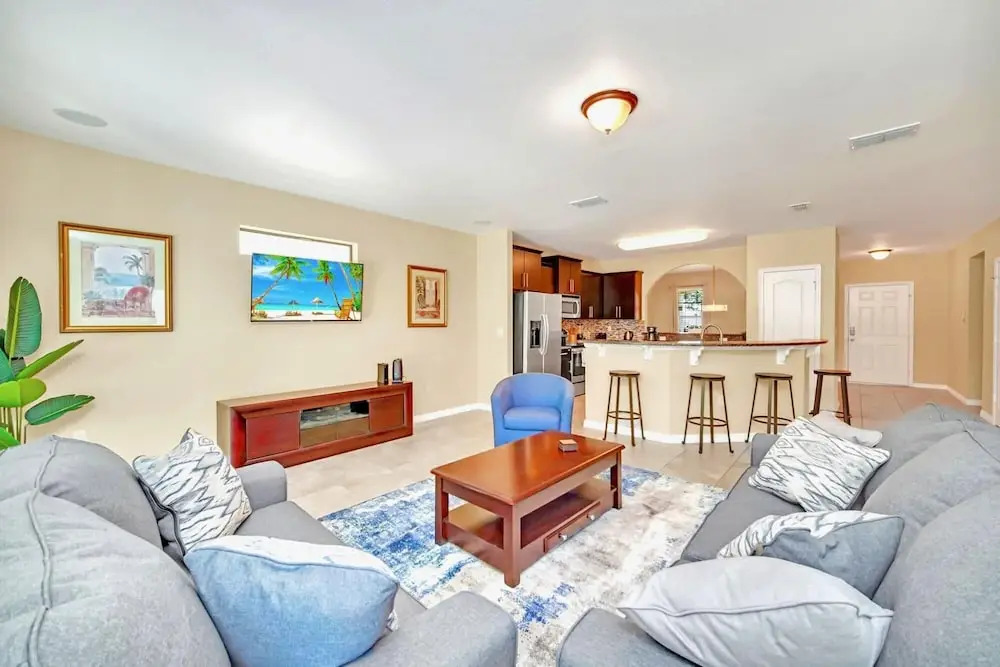 6BR Family Home w Private Pool BBQ Netflix
